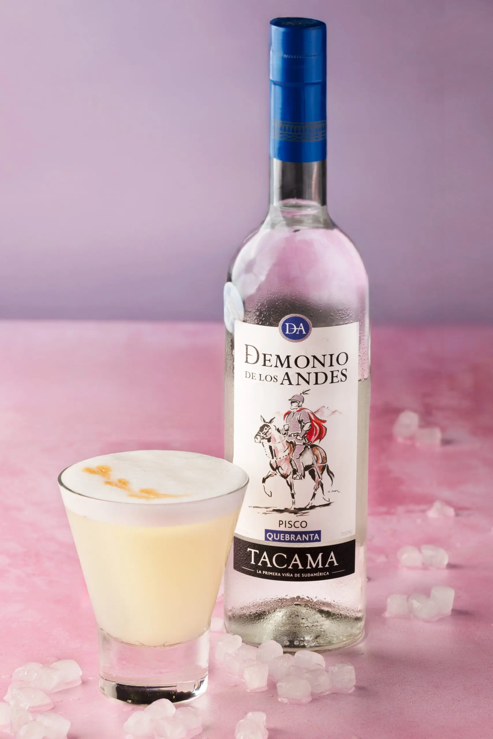 Cóctel de Pisco con zumo de lima, jarabe de goma y toques de amargo de angostura.